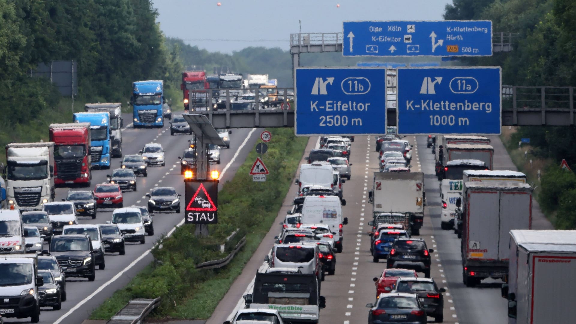 Stau auf der A4 bei Köln (Symbolbild): In der Nähe des Autobahnkreuzes Kerpen hat es am Dienstagmorgen einen schweren Unfall gegeben.
