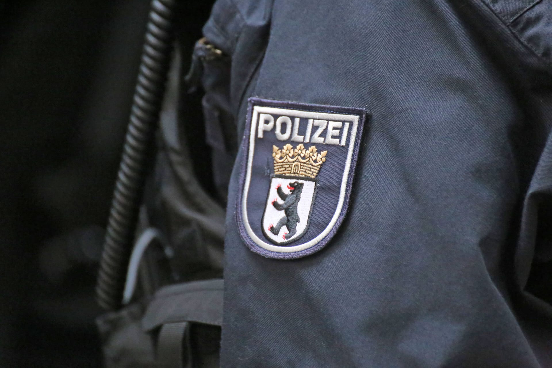 Wappen der Berliner Polizei auf dem Einsatzanzug eines Polizisten