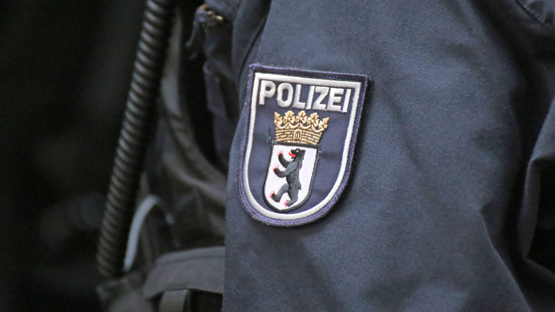Wappen der Berliner Polizei auf dem Einsatzanzug eines Polizisten