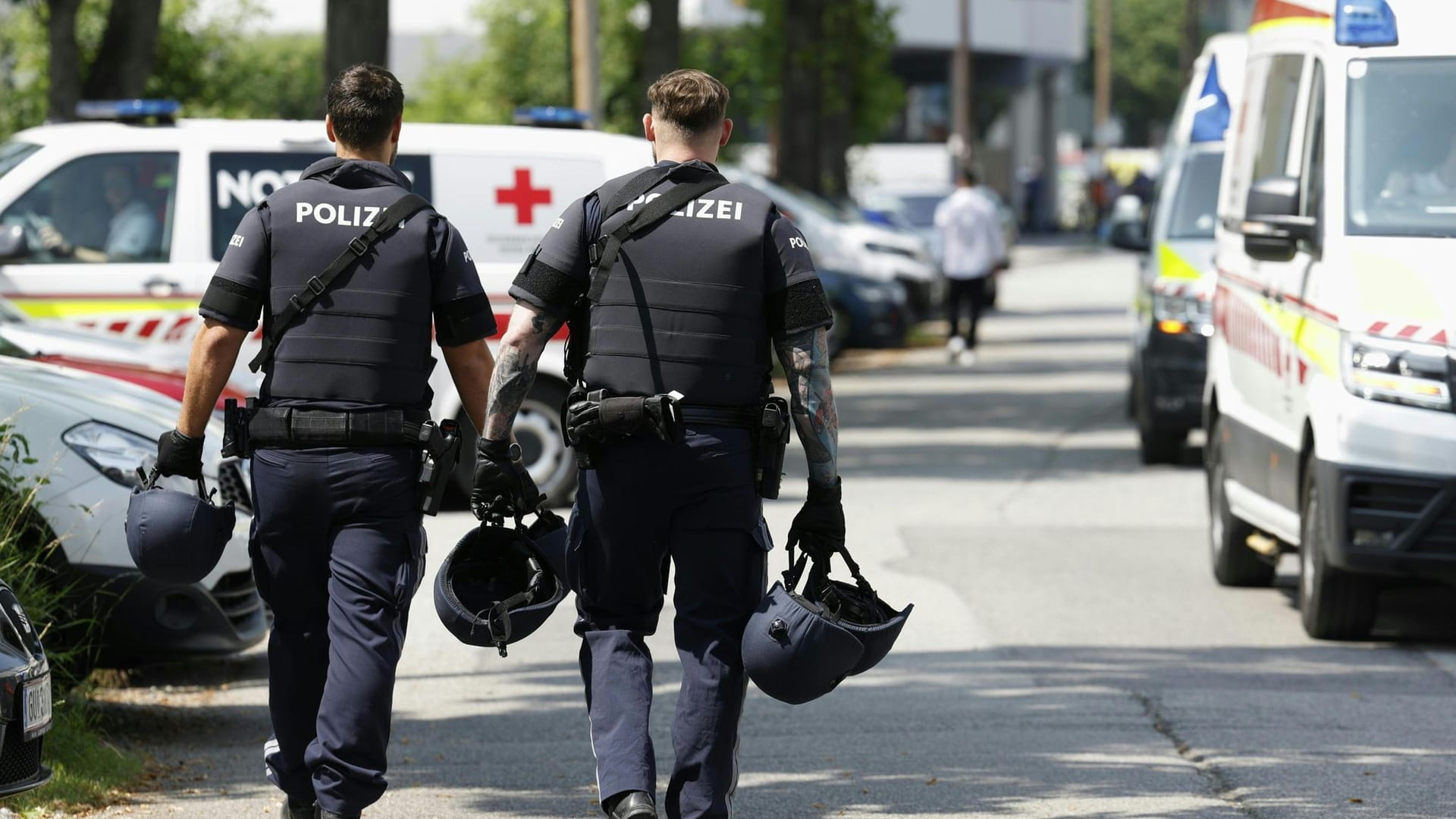 Polizisten am Tatort: Der Amoklauf in Graz stellt Österreichs Waffengesetze infrage.