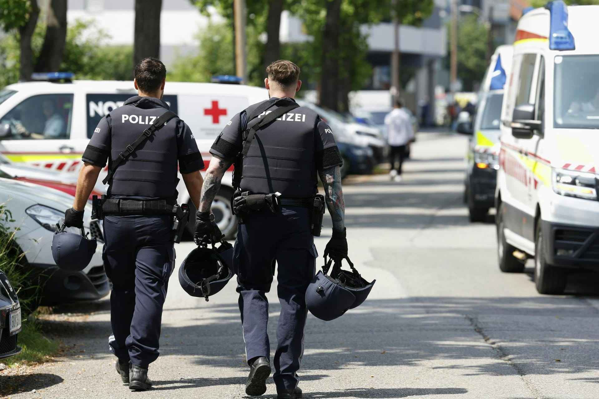 Polizisten am Tatort: Der Amoklauf in Graz stellt Österreichs Waffengesetze infrage. Polizisten am Tatort: Der Amoklauf in Graz stellt Österreichs Waffengesetze infrage.