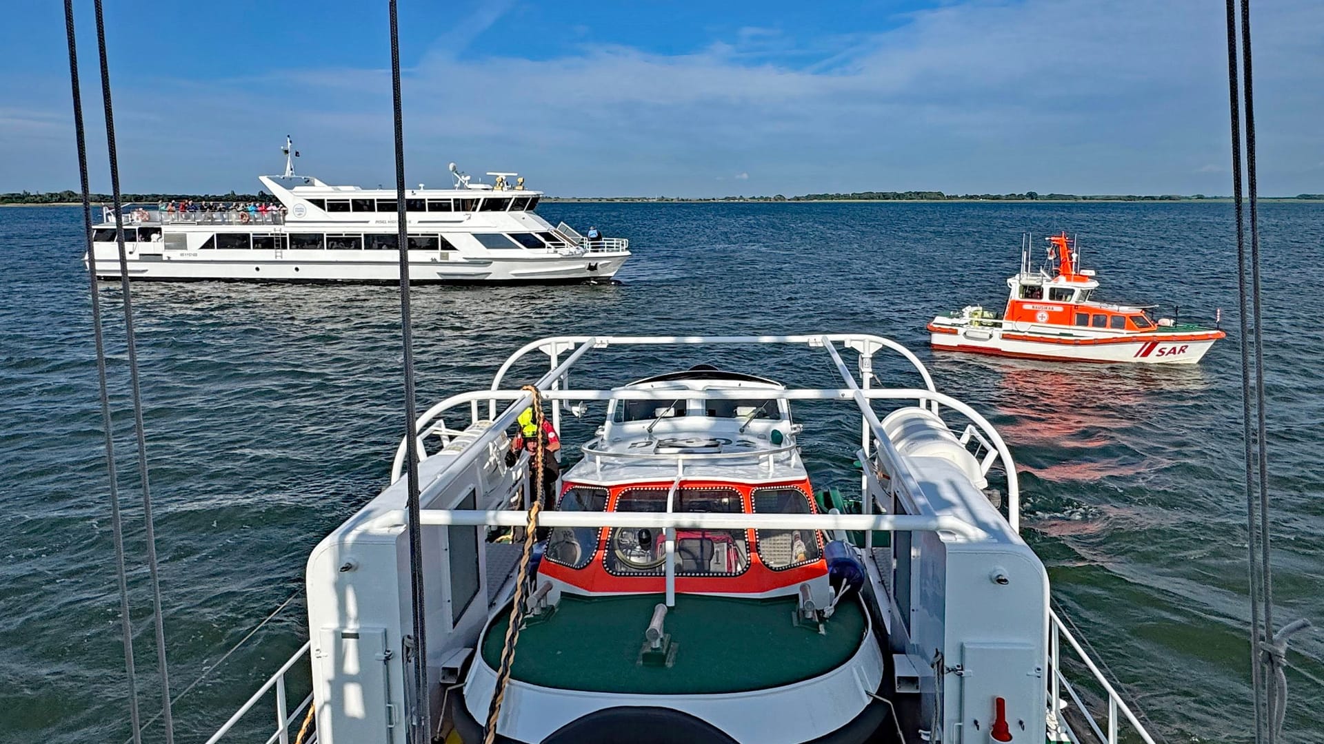 Seenotrettungsboot "Nausikaa" und Seenotrettungskreuzer "Nis Randers" bei der Fähre: An Bord des Passagierschiffs befanden sich rund 150 Menschen.