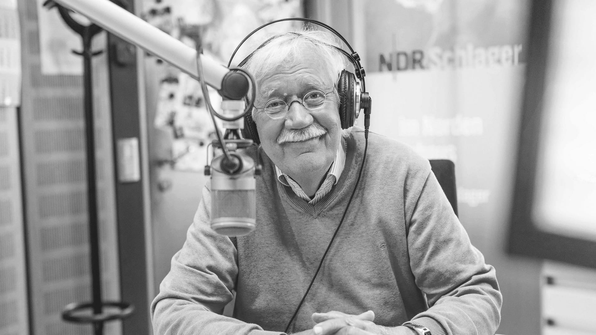 Carlo von Tiedemann am Mikrofon (Archivbild): Der beliebte Moderator war bis zu seinem Tod mehr als 50 Jahre für den NDR tätig. Carlo von Tiedemann am Mikrofon (Archivbild): Der beliebte Moderator war bis zu seinem Tod mehr als 50 Jahre für den NDR tätig.
