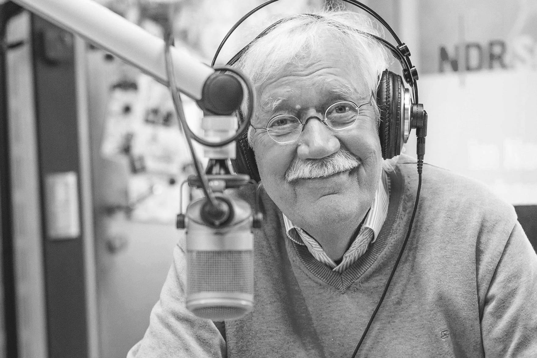 Carlo von Tiedemann am Mikrofon (Archivbild): Der beliebte Moderator war bis zu seinem Tod mehr als 50 Jahre für den NDR tätig.