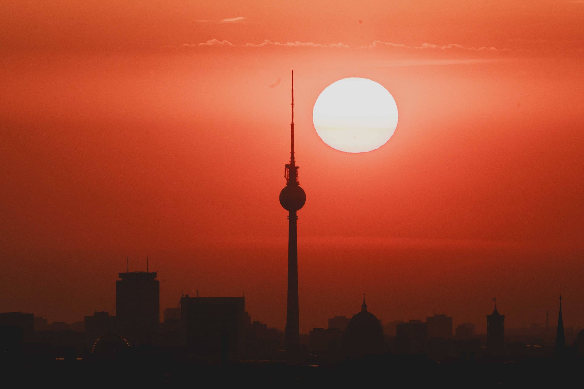 Berlin bei Sonnenaufgang: Das Wetter in Deutschland bringt den Sommer in Etappen ins Land.