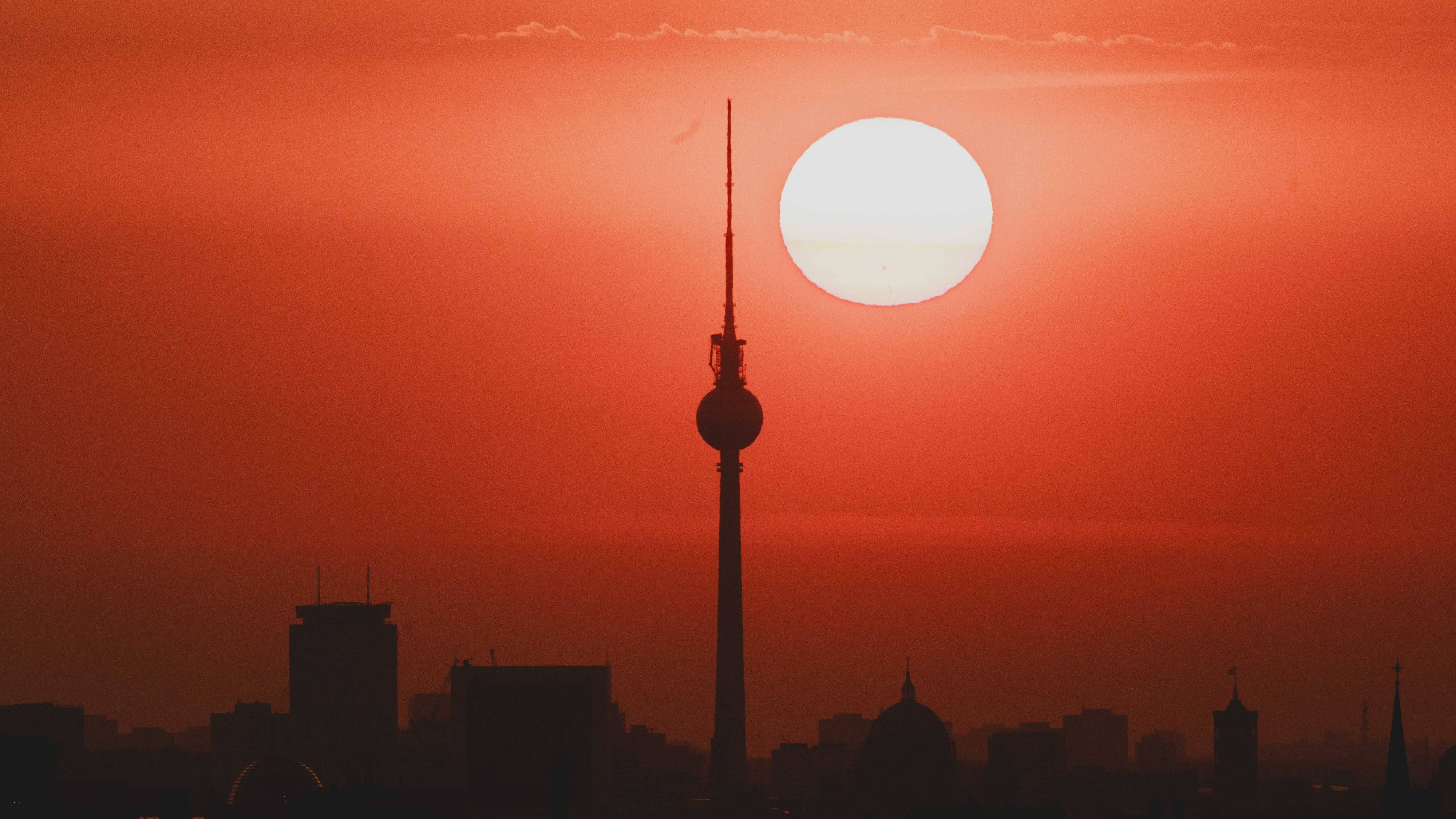 Berlin bei Sonnenaufgang: Das Wetter in Deutschland bringt den Sommer in Etappen ins Land.