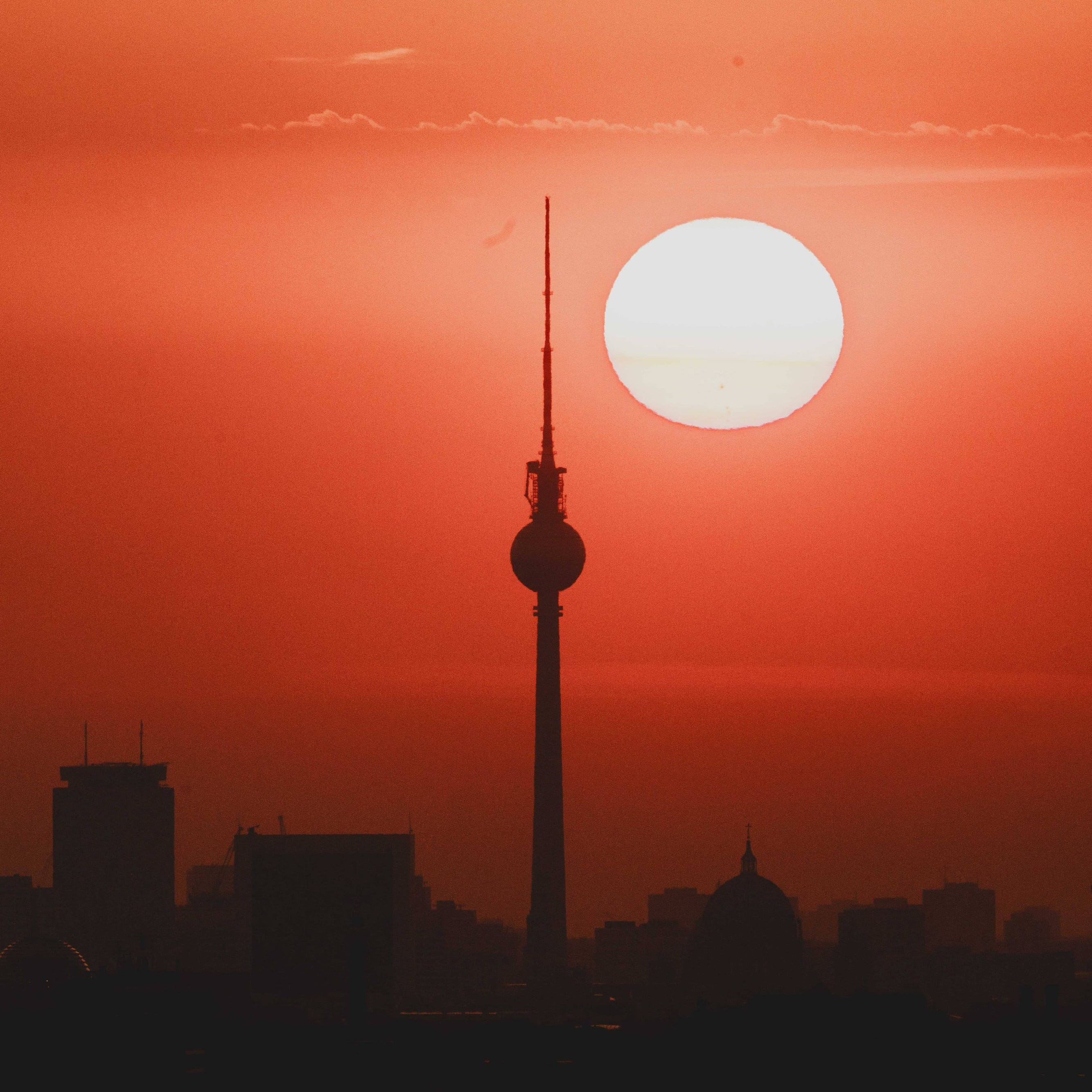 Berlin bei Sonnenaufgang: Das Wetter in Deutschland bringt den Sommer in Etappen ins Land.