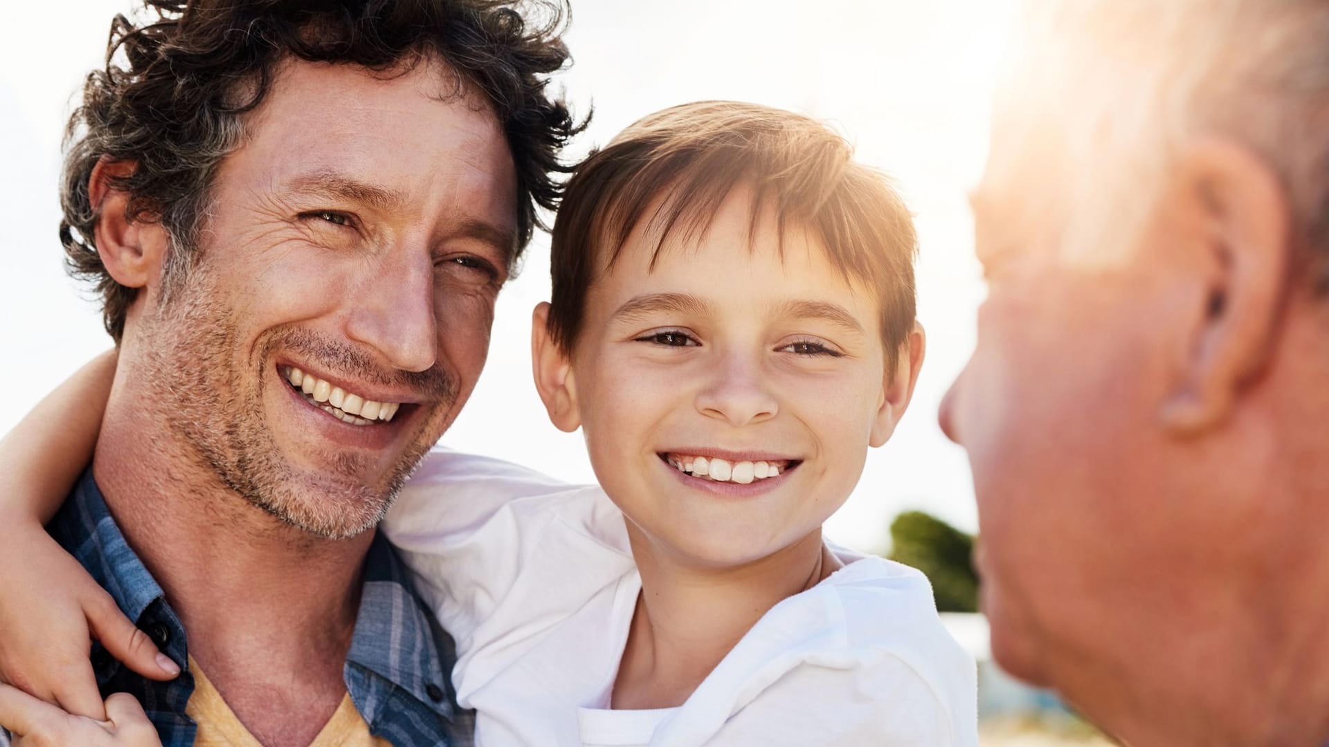 Familie: Vater, Sohn und Großvater