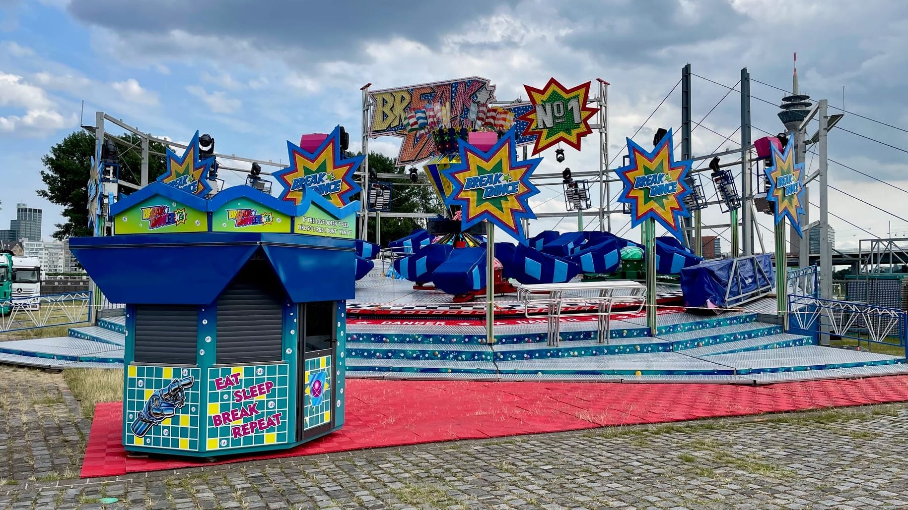 Der "Break Dance" am Sonntag (15. Juni) auf dem Festplatz: Für ihn könnte die Rheinkirmes 2025 schon fast beginnen.