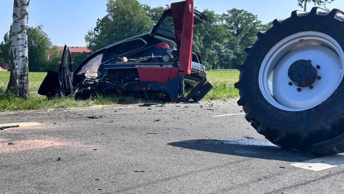Trümmerteile auf der Straße: Bei dem Unfall wurden zwei Menschen schwer verletzt.