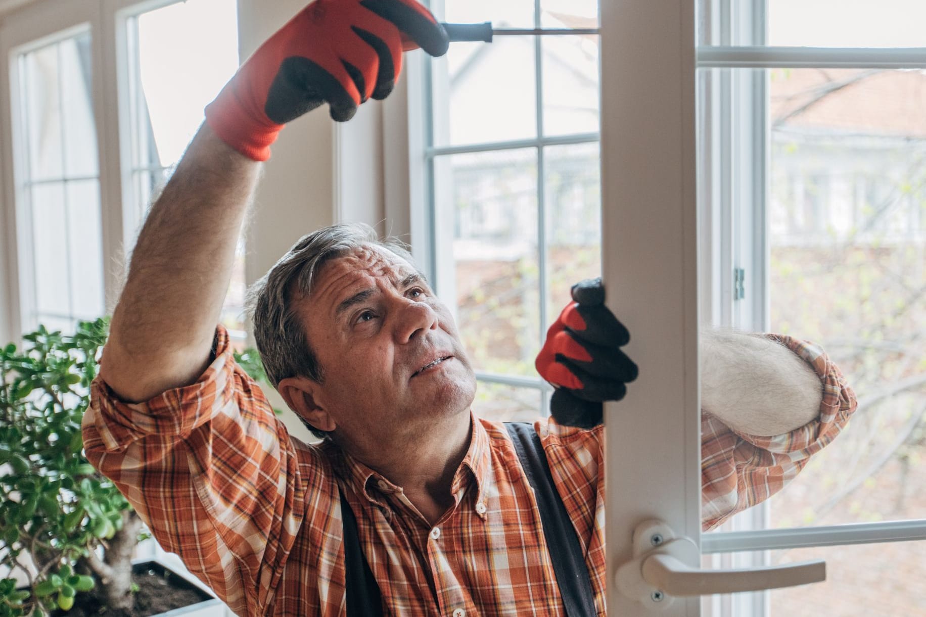Ein älterer Mann arbeitet (Symbolbild): Manche Rentner arbeiten auch ohne Aktivrente. Ein älterer Mann arbeitet (Symbolbild): Manche Rentner arbeiten auch ohne Aktivrente.
