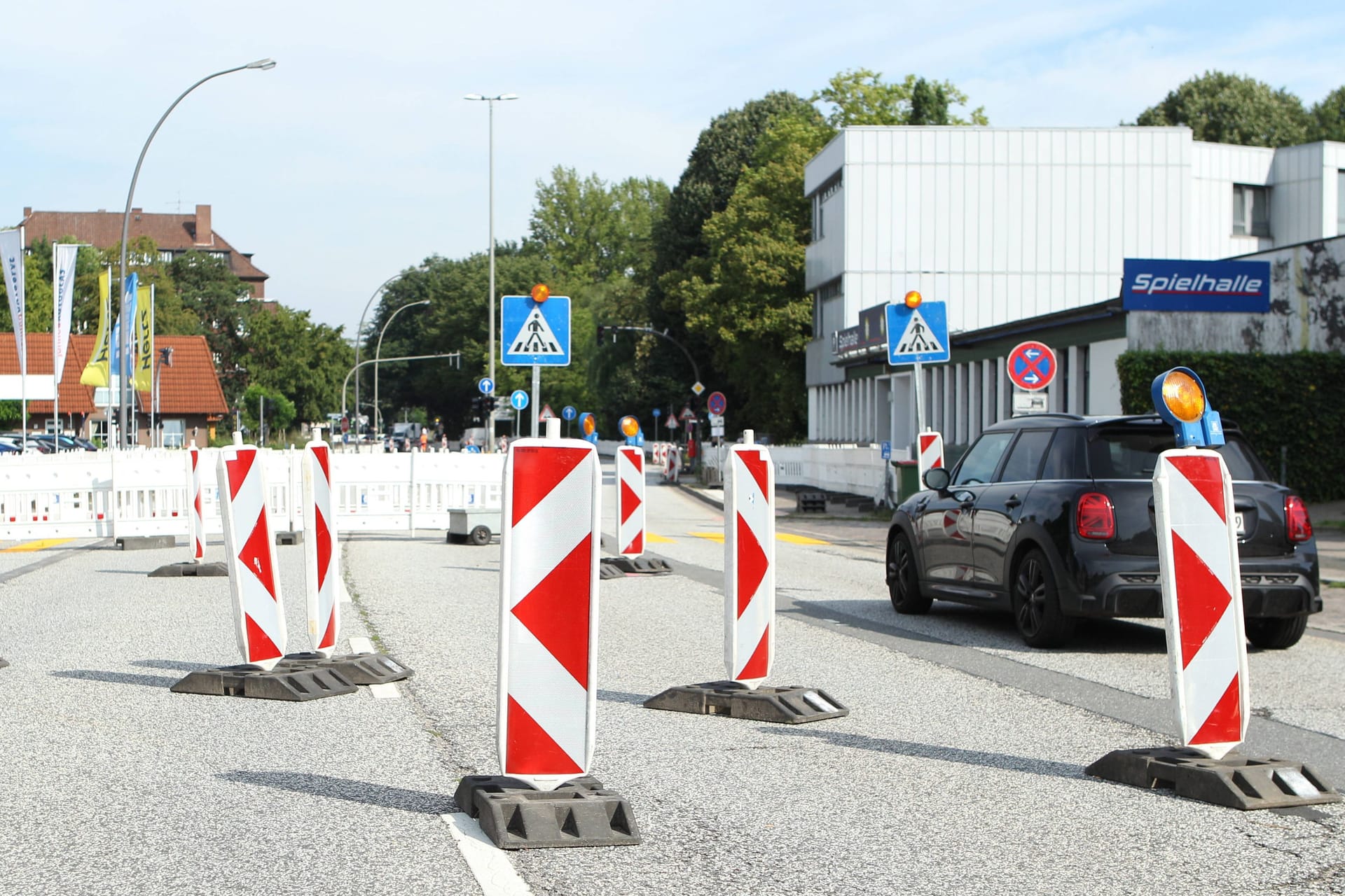 Absperrbaken mit Warnleuchten auf einer Straße (Archivbild): In Hamburg-Wandsbek dauern Bauarbeiten teils monatelang.