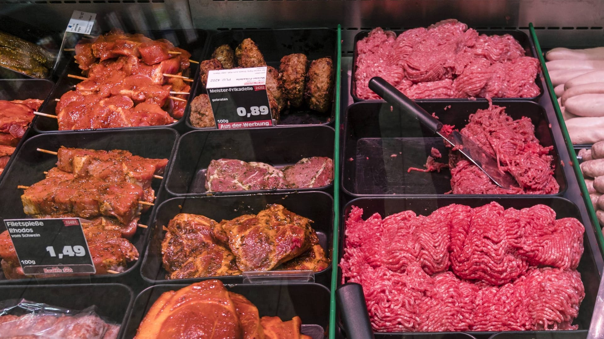 Fleischtheke in einem Supermarkt (Symbolbild): Der Preis für Hackfleisch stieg im vergangenen Monat um über 27 Prozent.