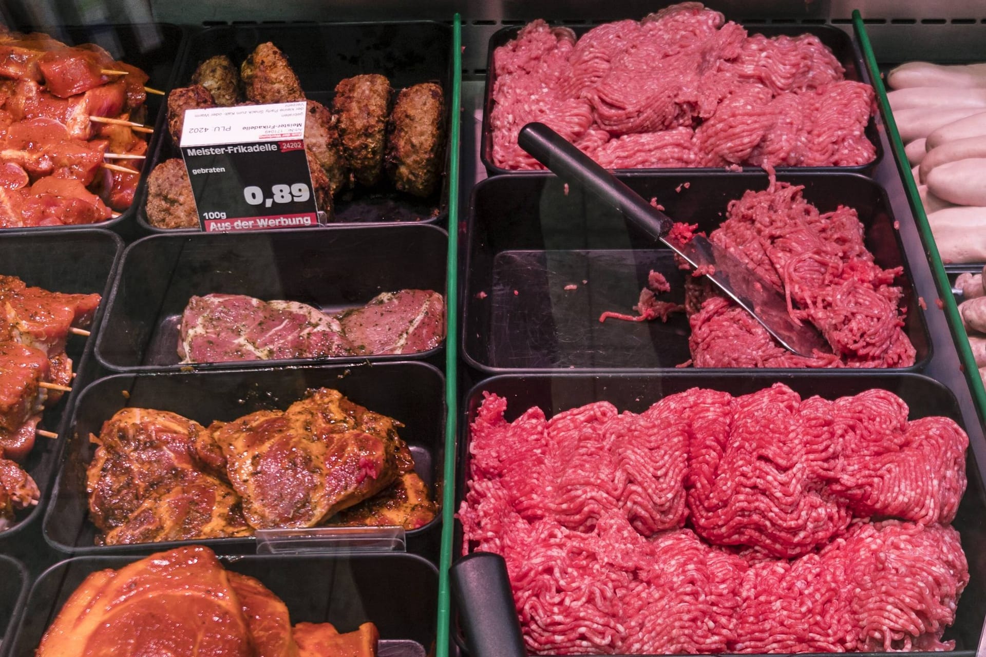 Fleischtheke in einem Supermarkt (Symbolbild): Der Preis für Hackfleisch stieg im vergangenen Monat um über 27 Prozent.
