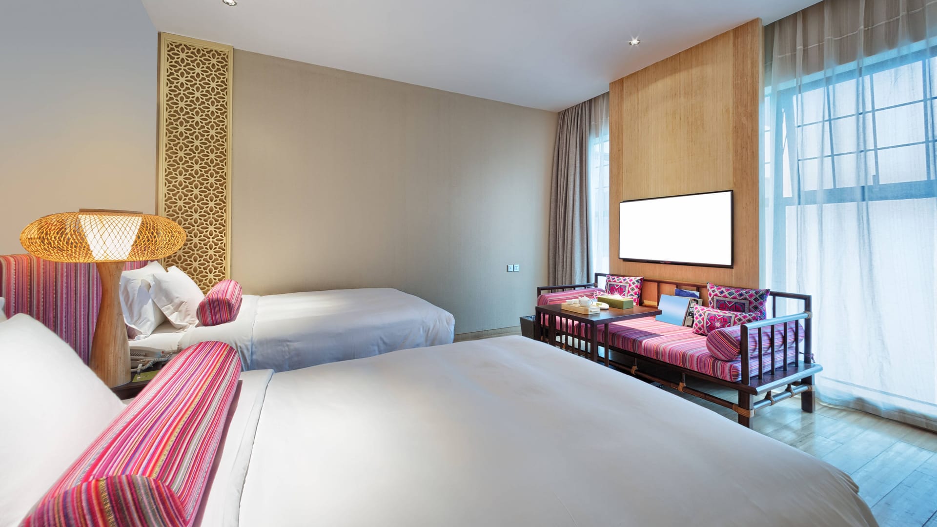 Ein Hotelzimmer mit großem Bett, Aufbettung und Bank: Geht es um Aufbettungen für Kinder, sollte das Kleingedruckte geprüft werden.