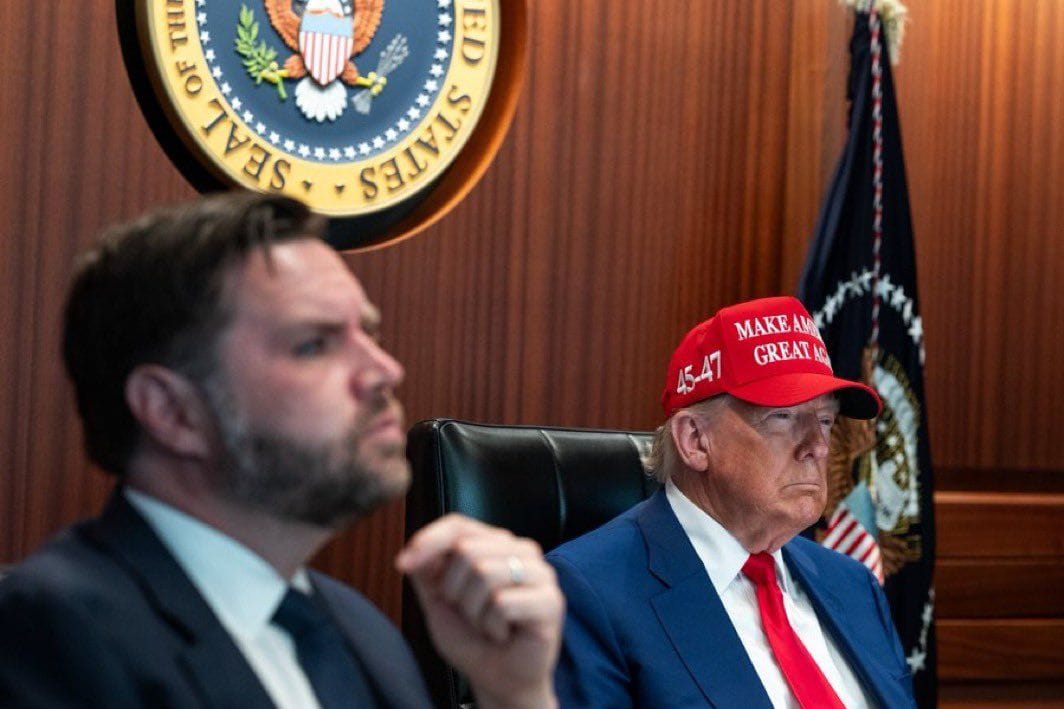 US-Präsident Donald Trump (rechts) und Vizepräsident JD Vance beobachten die Angriffe auf den Iran im Lagezentrum.