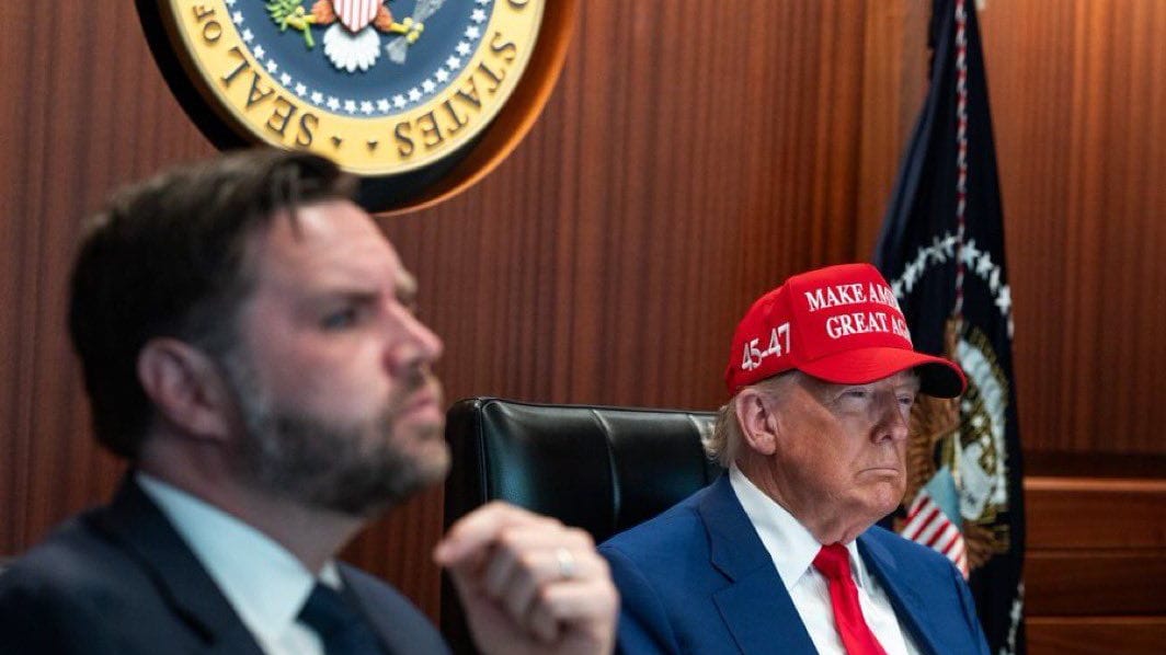 US-Präsident Donald Trump (rechts) und Vizepräsident JD Vance beobachten die Angriffe auf den Iran im Lagezentrum.