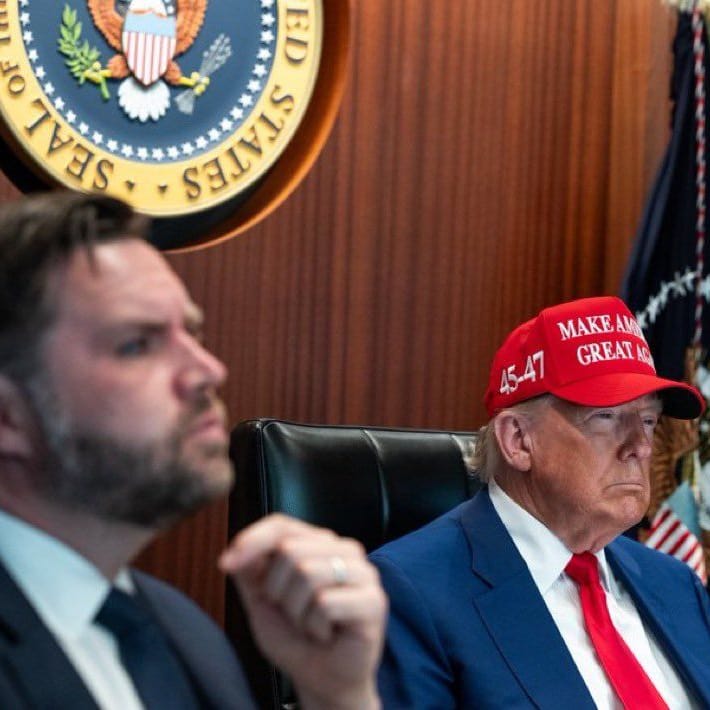 US-Präsident Donald Trump (rechts) und Vizepräsident JD Vance beobachten die Angriffe auf den Iran im Lagezentrum.