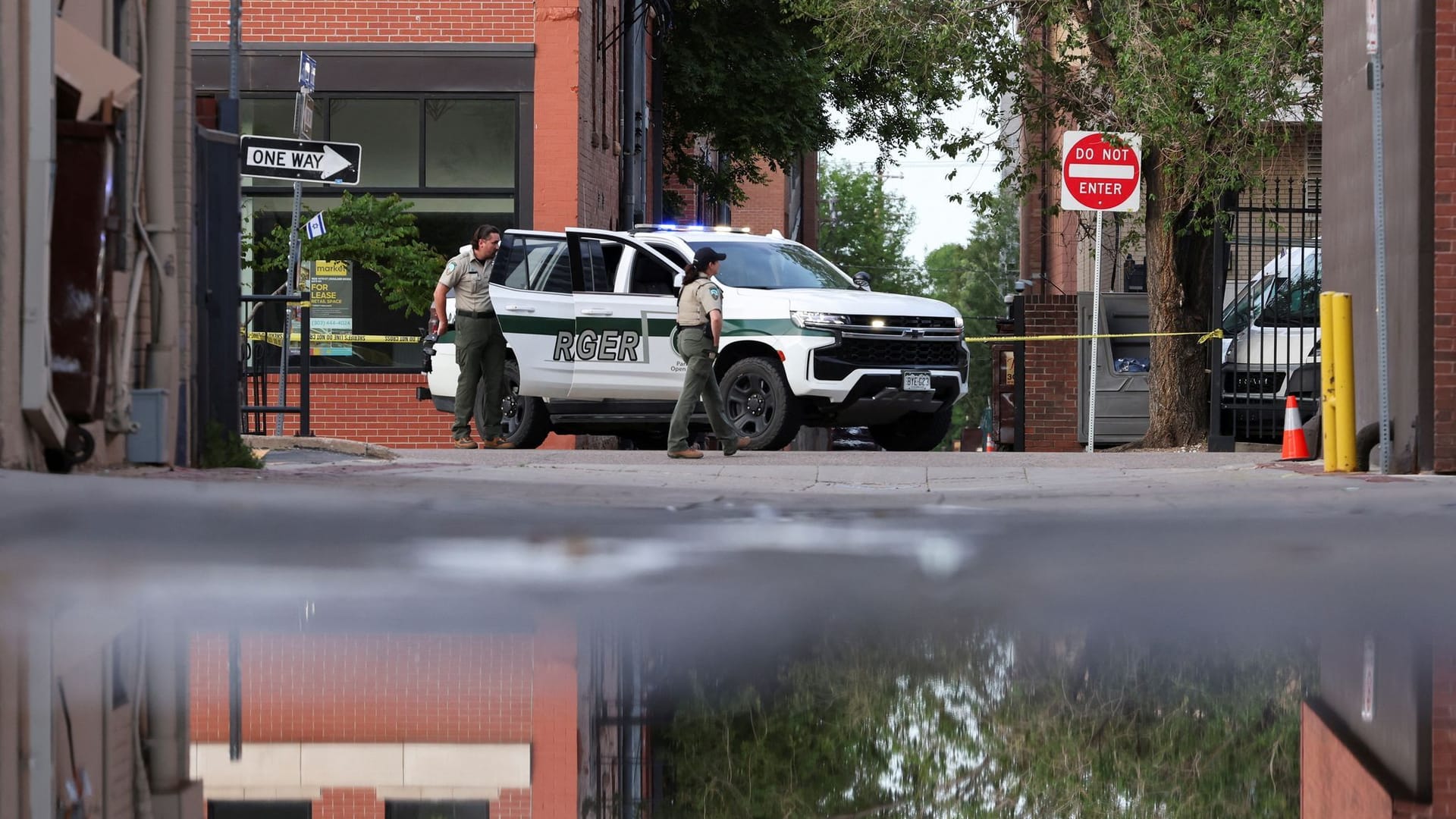 Polizisten sperren eine Straße in Boulder im US-Bundesstaat Colorado ab.