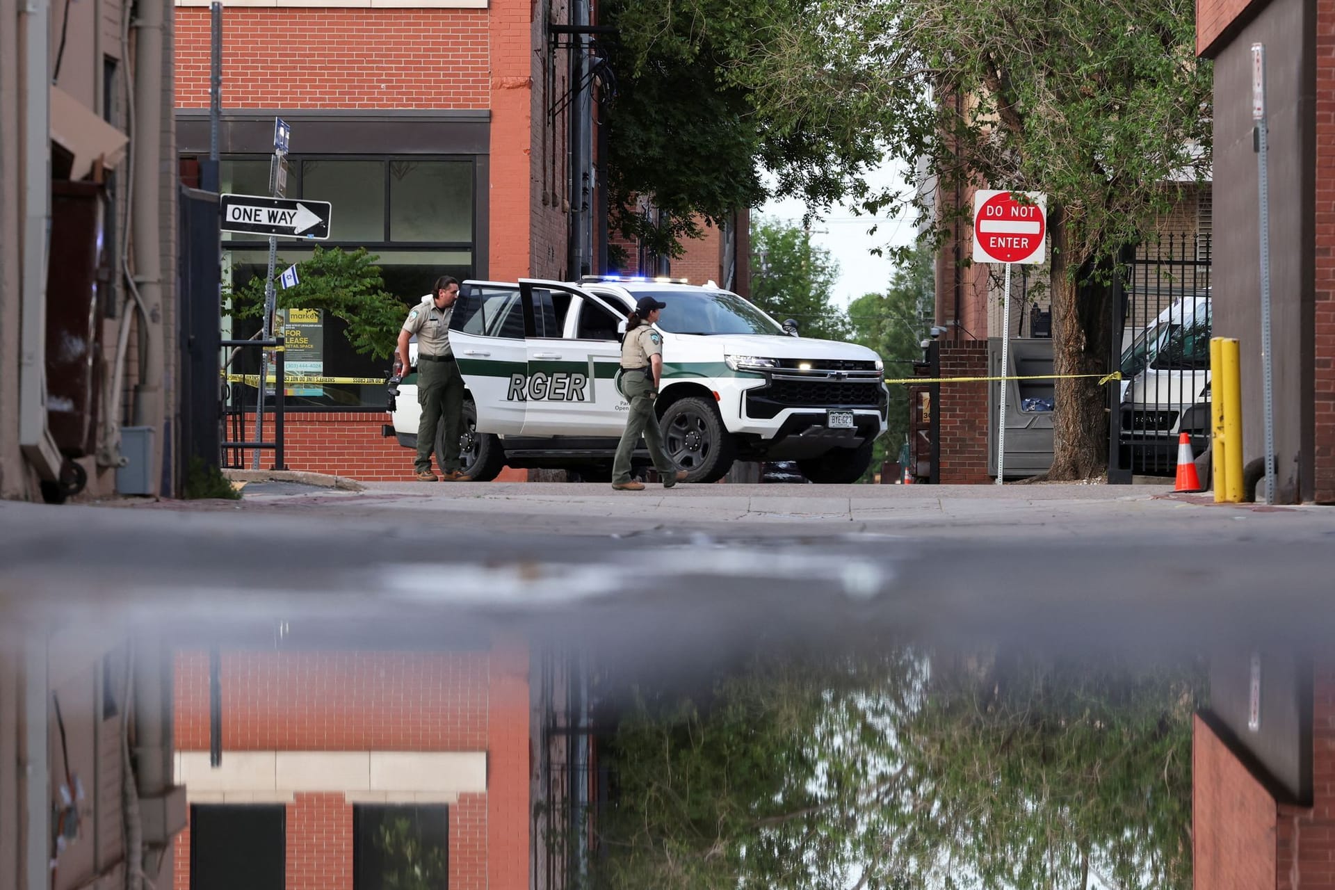 Polizisten sperren eine Straße in Boulder im US-Bundesstaat Colorado ab.