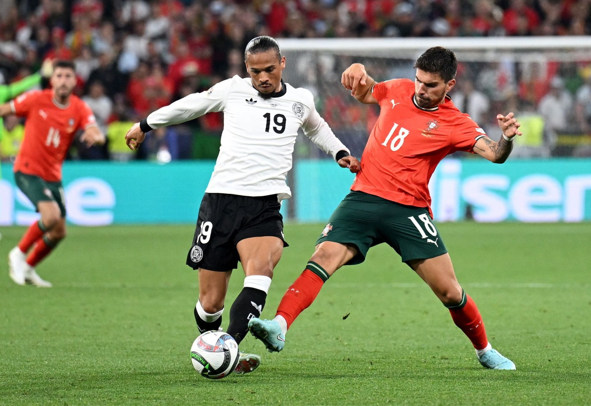 Leroy Sané (bis 60.): Starke Aktion und toller Pass auf Goretzka, vor dessen Großchance (22.). Starke Balleroberung tief in der eigenen Hälfte (53.). Abgesehen davon gelang ihm aber nicht wirklich viel. Note 4 Leroy Sané (bis 60.): Starke Aktion und toller Pass auf Goretzka, vor dessen Großchance (22.). Starke Balleroberung tief in der eigenen Hälfte (53.). Abgesehen davon gelang ihm aber nicht wirklich viel. Note 4
