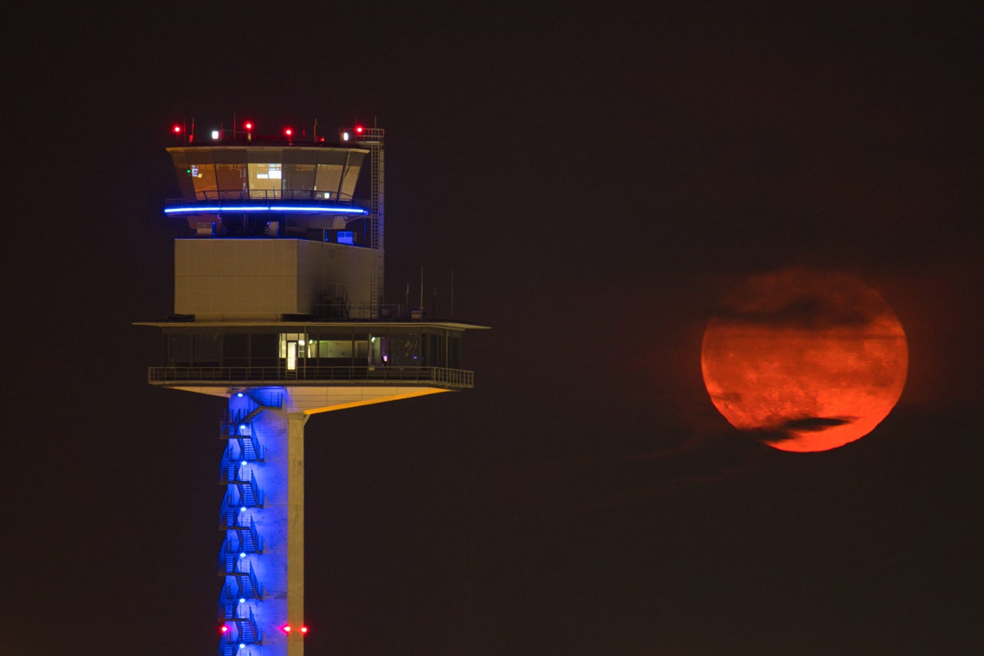 Auch über dem Flughafen BER Berlin-Brandenburg war der rötliche Juni-Vollmond zu bewundern.
