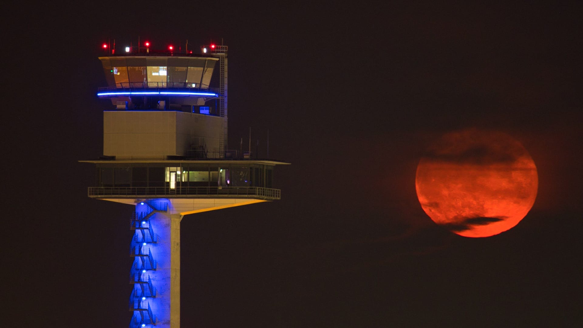 Auch über dem Flughafen BER Berlin-Brandenburg war der rötliche Juni-Vollmond zu bewundern. Auch über dem Flughafen BER Berlin-Brandenburg war der rötliche Juni-Vollmond zu bewundern.