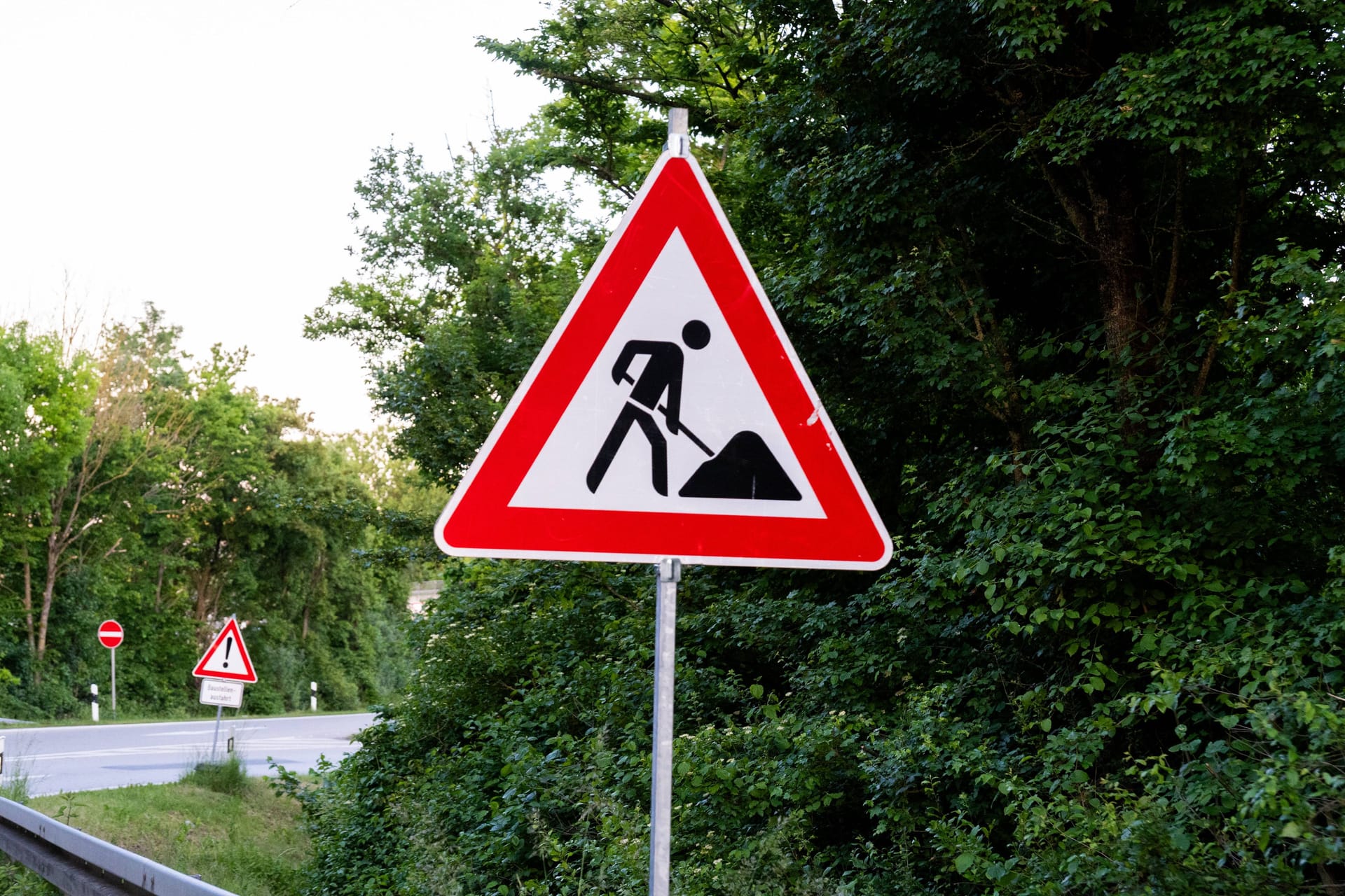 Baustellenschild (Symbolbild): In Hannover muss eine Brücke des Messeschnellwegs ersetzt werden.
