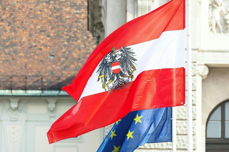 Die österreichische Flagge neben der Flagge der EU: Die Europäische Union will ein Verfahren gegen die Alpenrepublik einleiten.