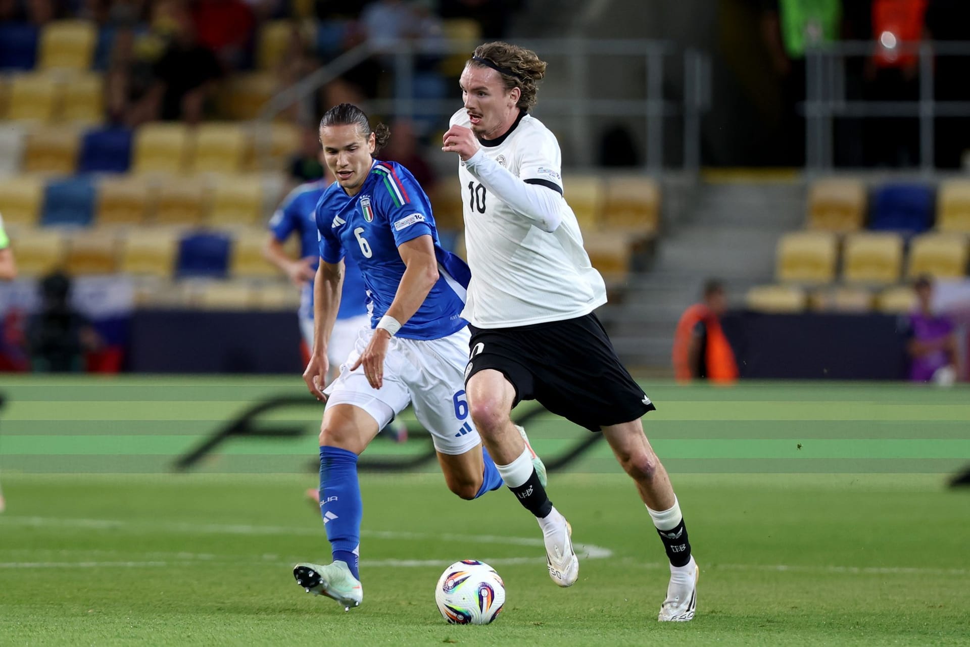 Nick Woltemade: Kehrte nach der Pause gegen England in die Startformation zurück. Schaltete gleich vier Italiener allein aus, als er mit Tempo in den gegnerischen Strafraum zog (13.). Tauchte danach aber zeitweise komplett ab. In der 62. Minute mit einer Halbchance, sechs Minuten darauf mit dem Kopfball zum Ausgleich. Das war sein fünfter Treffer. Legte dann auch noch das 2:1 auf. Er bleibt Deutschlands Torgarant. Note 2 Nick Woltemade: Kehrte nach der Pause gegen England in die Startformation zurück. Schaltete gleich vier Italiener allein aus, als er mit Tempo in den gegnerischen Strafraum zog (13.). Tauchte danach aber zeitweise komplett ab. In der 62. Minute mit einer Halbchance, sechs Minuten darauf mit dem Kopfball zum Ausgleich. Das war sein fünfter Treffer. Legte dann auch noch das 2:1 auf. Er bleibt Deutschlands Torgarant. Note 2