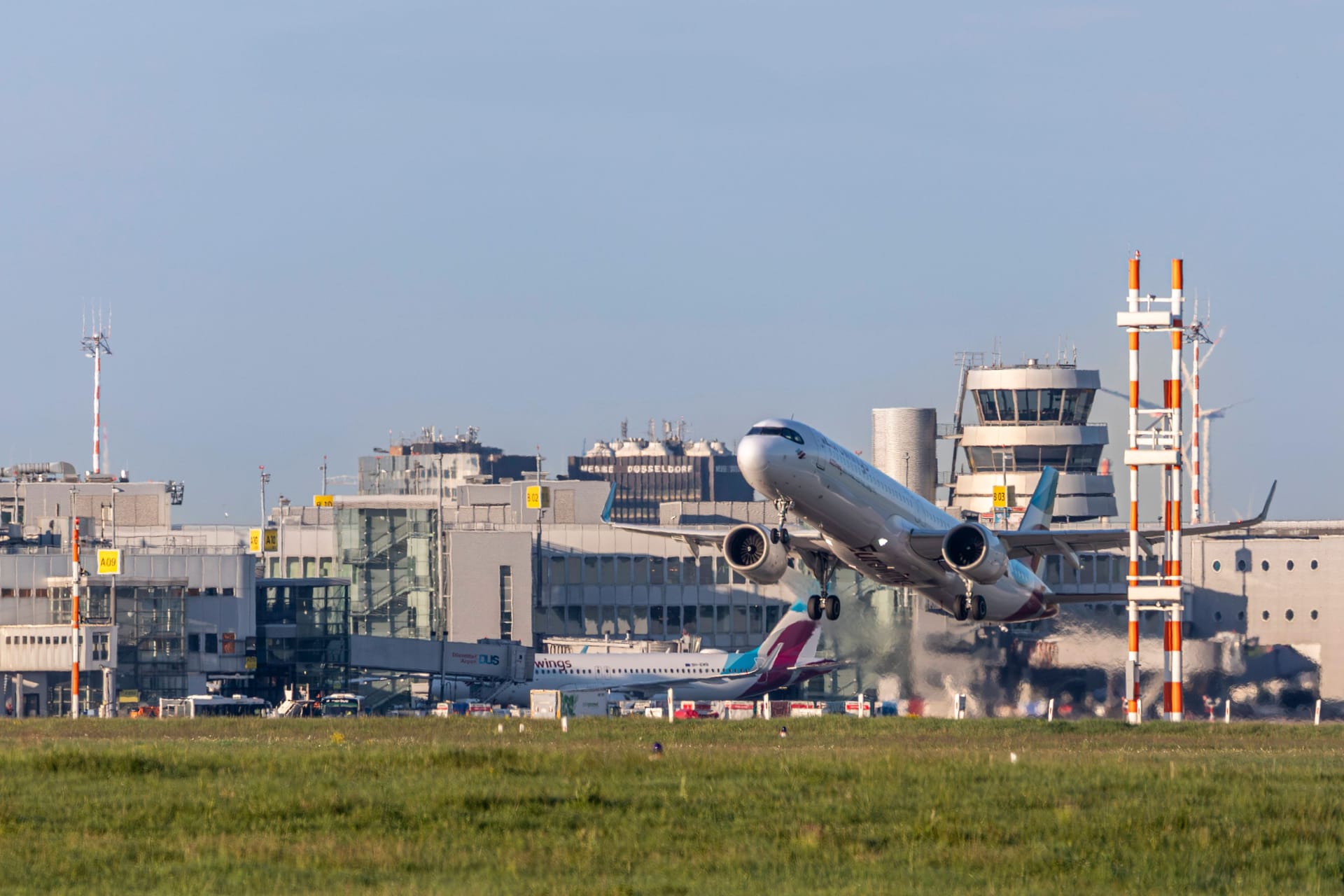 Startendes Flugzeug am Flughafen Düsseldorf (Archivbild): In der Bodenabfertigung sind 340 Jobs in Gefahr.