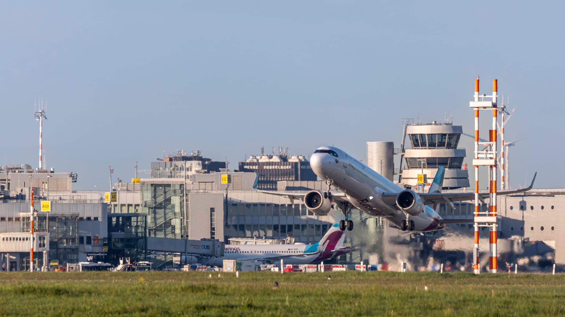 Startendes Flugzeug am Flughafen Düsseldorf (Archivbild): In der Bodenabfertigung sind 340 Jobs in Gefahr.