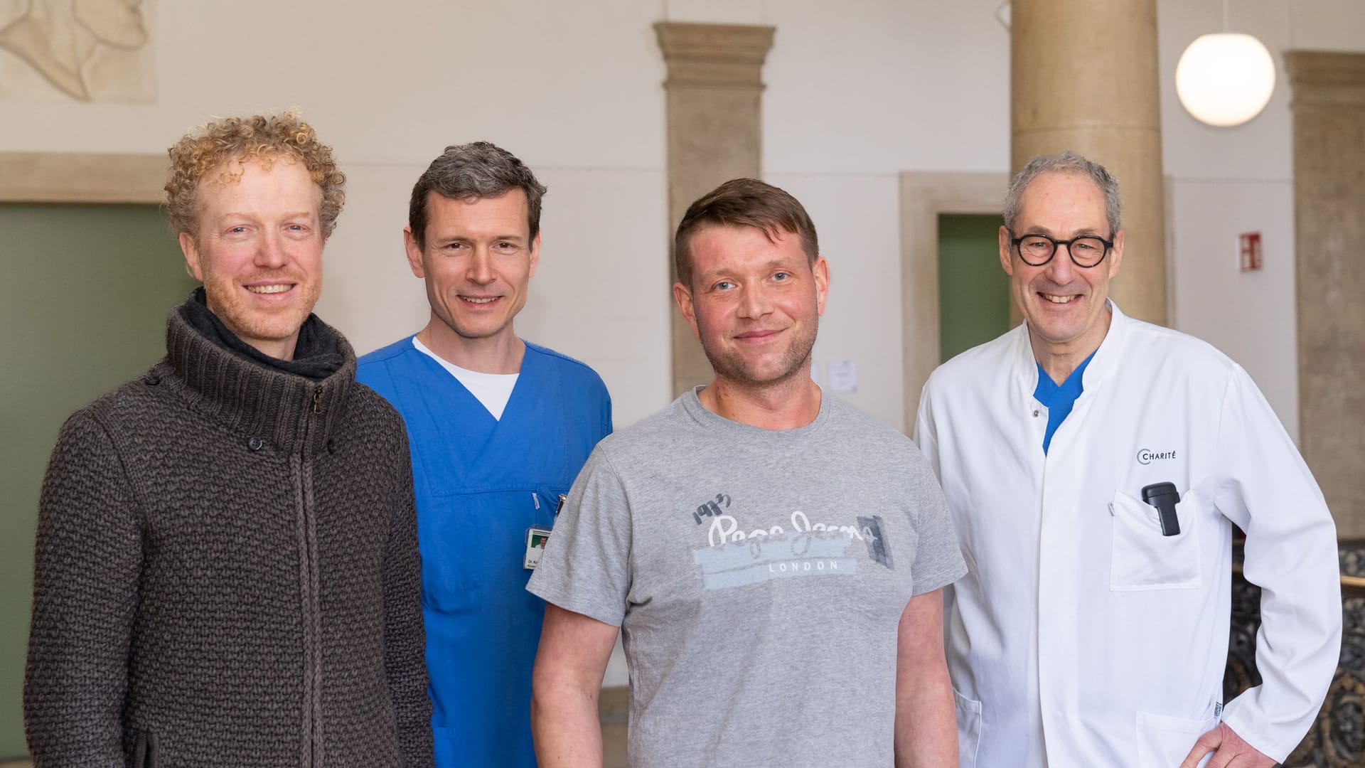 Marcus L. aus Sachsen (2. von rechts) ist einer von zwei Patienten, die erfolgreich mit dem neuen Verfahren behandelt werden konnten. Das Foto zeigt ihn mit Kinderarzt Boris Schmitt, Oberarzt Peter Kramer und Klinikdirektor Felix Berger (von links nach rechts).