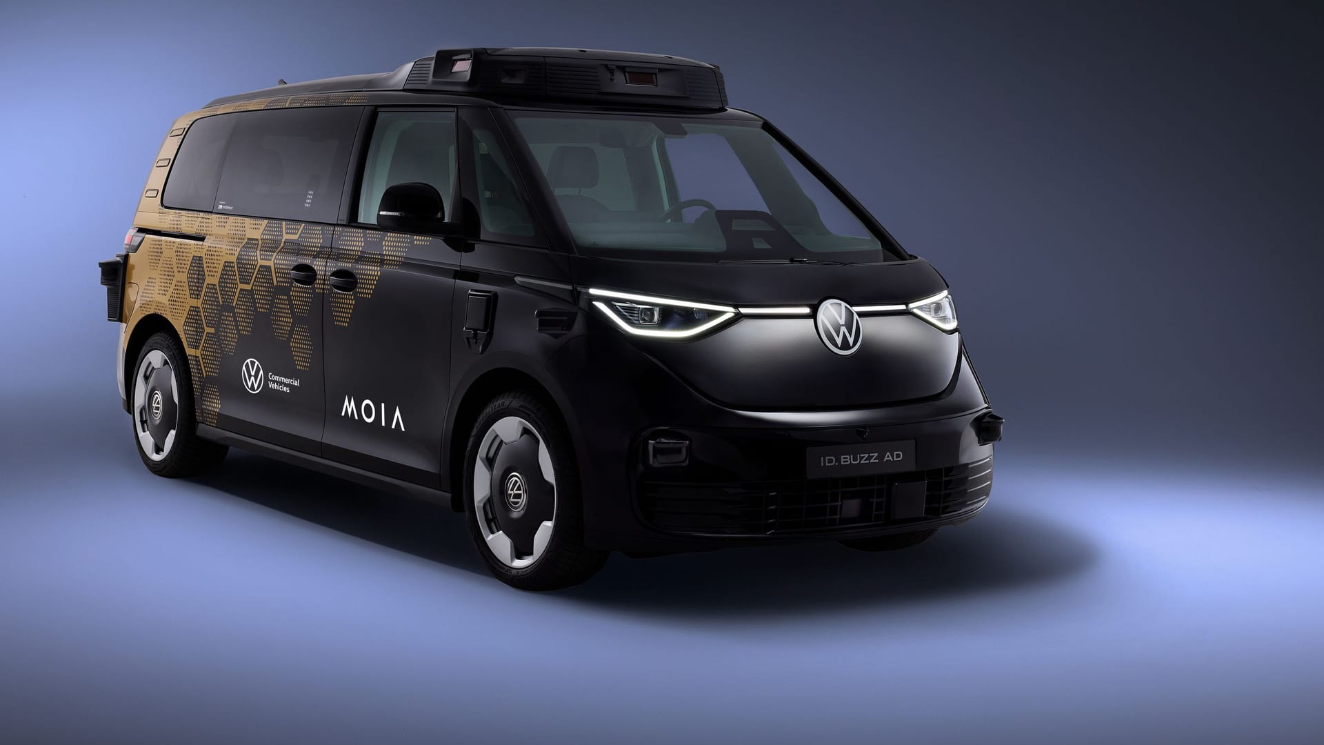 Von außen klar erkennbar: Der ID. Buzz AD trägt Sensoren, Kameras und Laser – damit er ohne Fahrer auskommt.