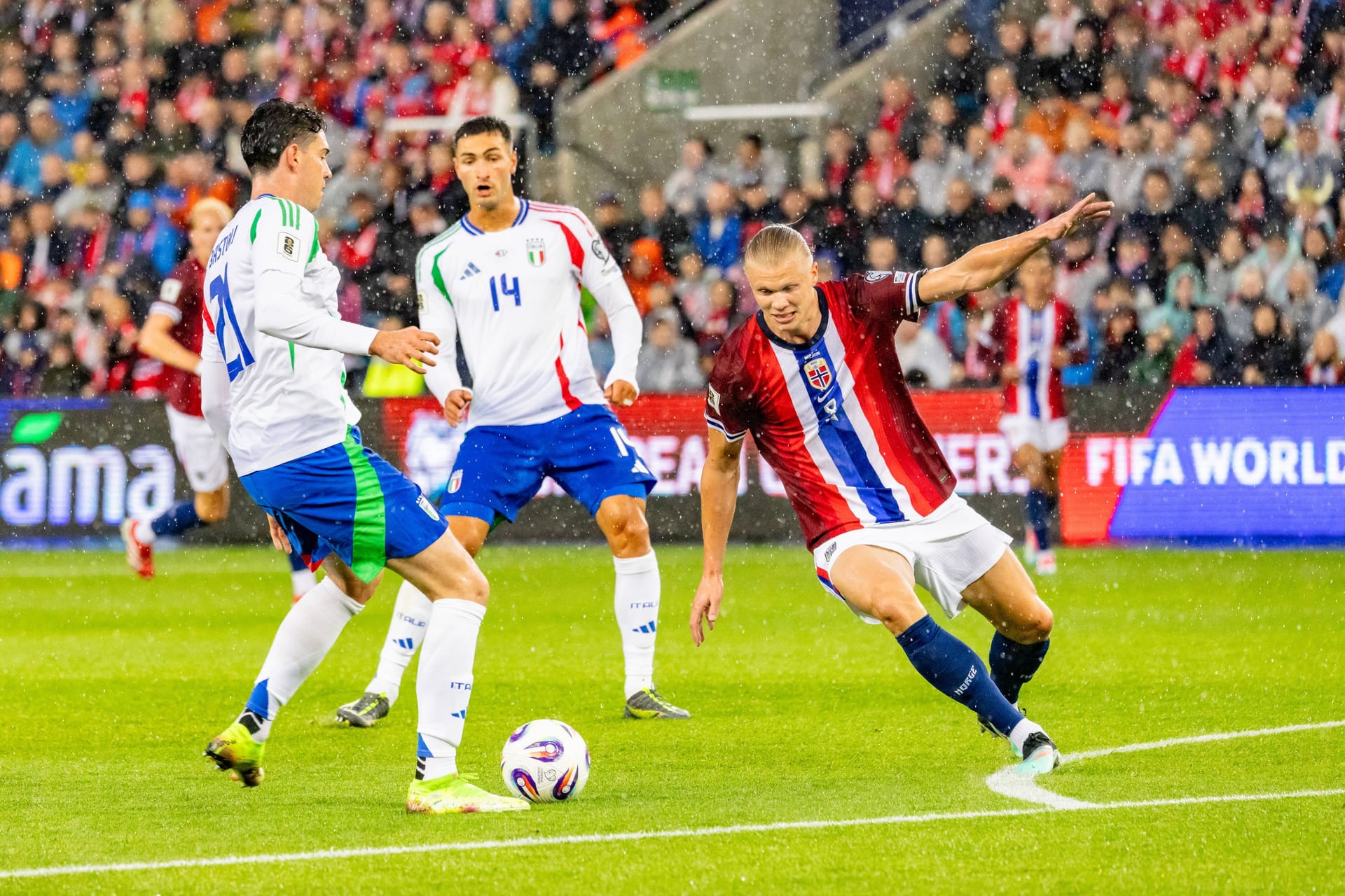Erling Haaland (am Ball): Er traf gegen Italien zum 3:0.