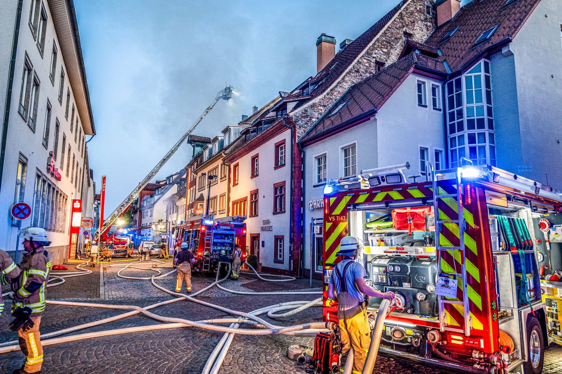 Feuerwehrleute bekämpfen den Brand in der Altstadt von Villingen-Schwenningen. Dort sind mehrere Gebäude in Brand geraten.