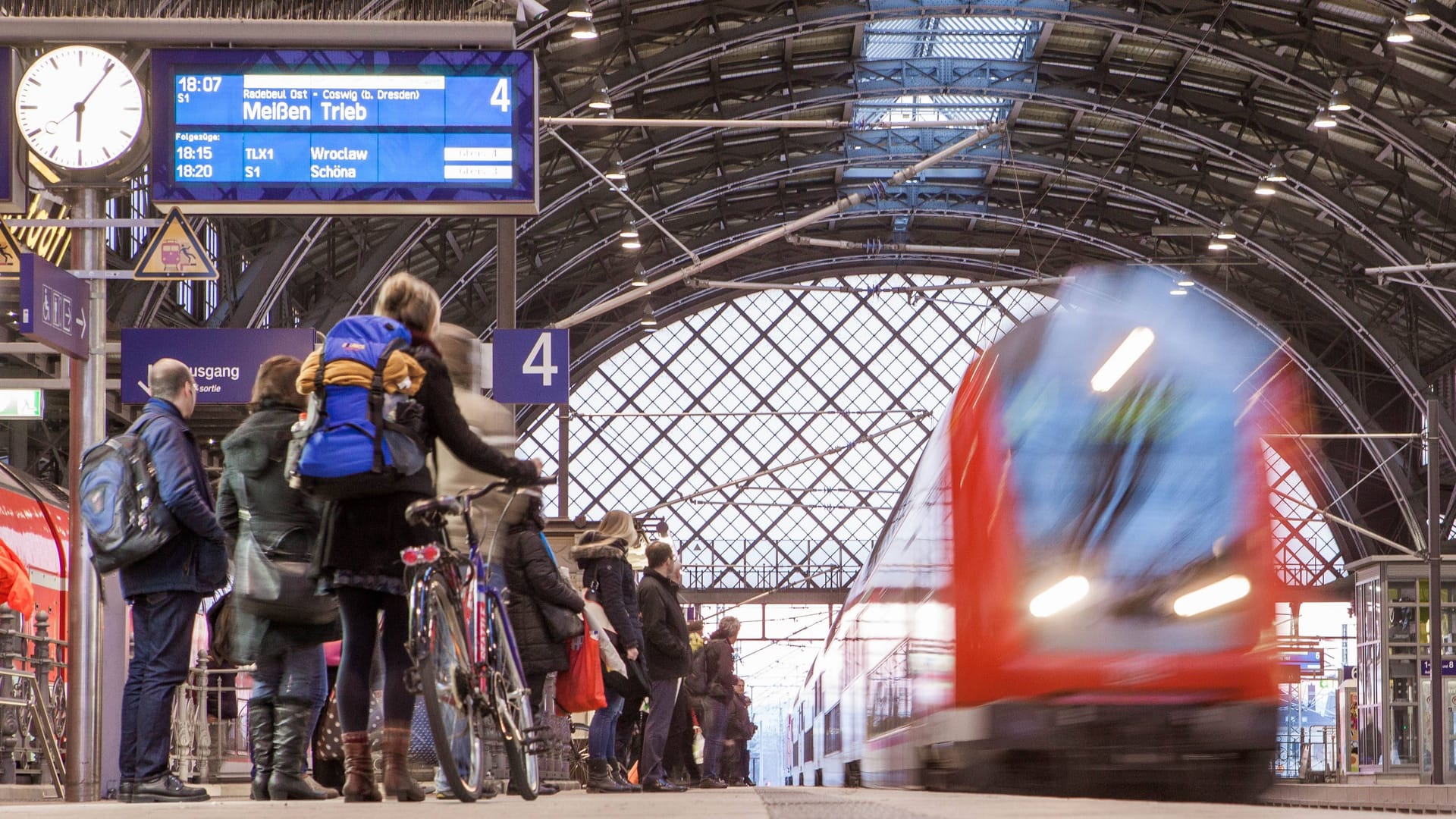 Fahrgäste am Bahnhof Dresden Neustadt: Wer von hier nach Leipzig möchte, muss deutlich mehr Zeit einplanen.