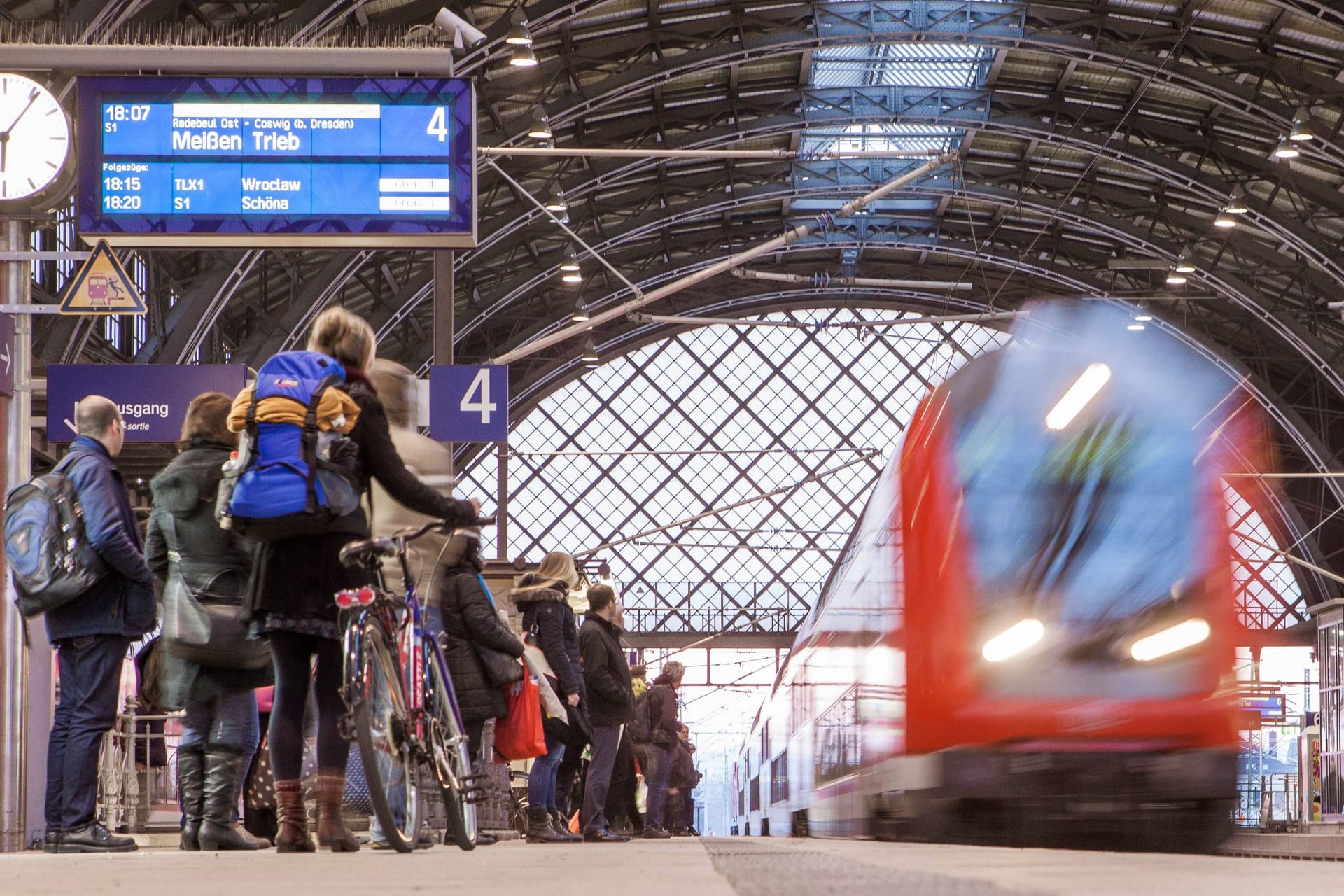 Fahrgäste am Bahnhof Dresden Neustadt: Wer von hier nach Leipzig möchte, muss deutlich mehr Zeit einplanen.