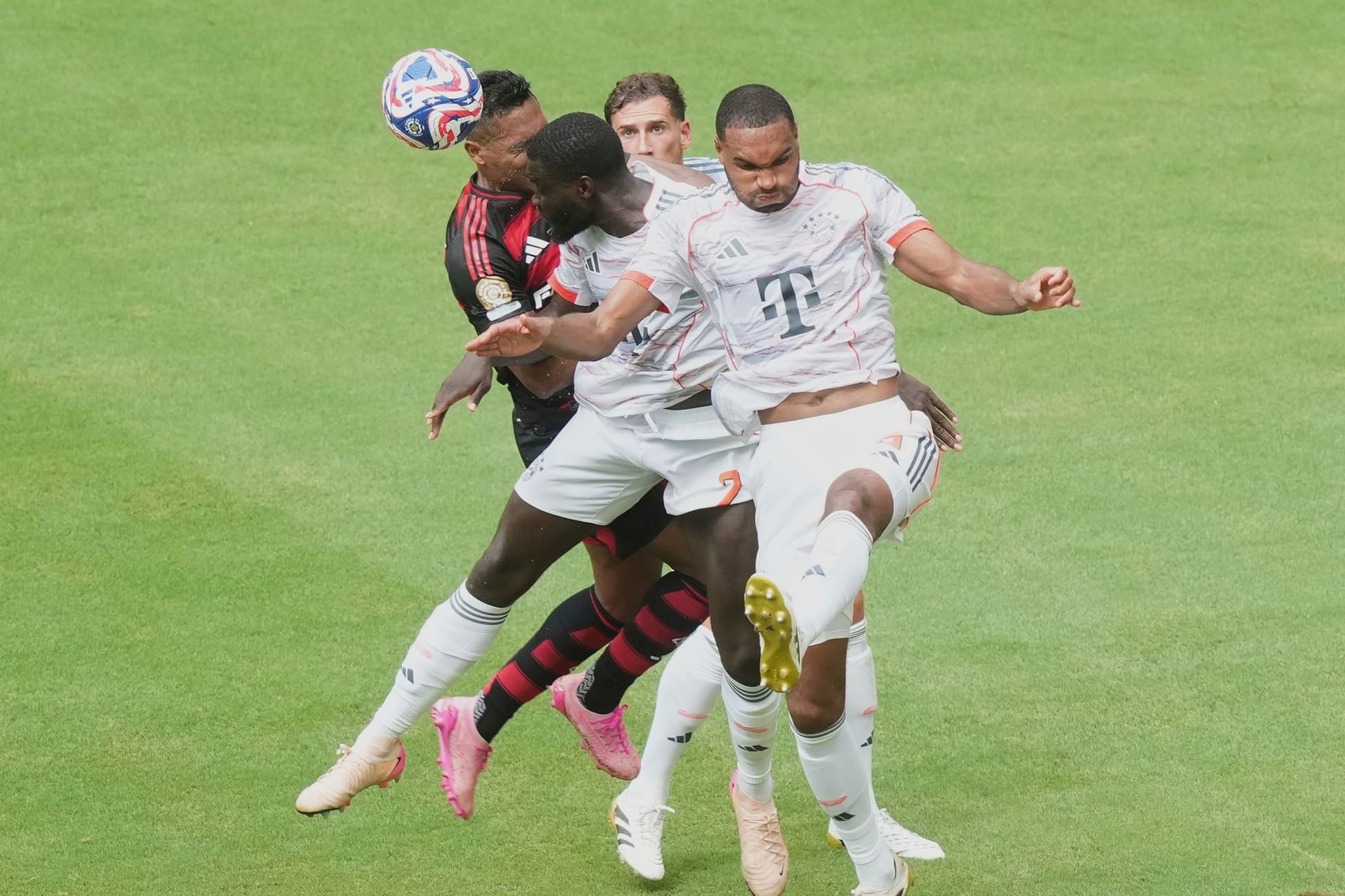 Jonathan Tah: Bildete erstmals von Beginn an das Abwehrduo mit Upamecano im Zentrum. Auch ihm gelangen mehrere gute Ballgewinn vor der Mittellinie (39.). Wurde mehrfach getunnelt. Hielt körperlich gut dagegen. Note 3 Jonathan Tah: Bildete erstmals von Beginn an das Abwehrduo mit Upamecano im Zentrum. Auch ihm gelangen mehrere gute Ballgewinn vor der Mittellinie (39.). Wurde mehrfach getunnelt. Hielt körperlich gut dagegen. Note 3