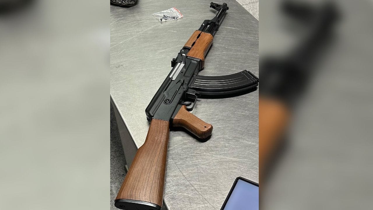 Softair-Sturmgewehr auf Tisch: Der Düsseldorfer Zoll entdeckt täuschend echte Spielzeugwaffen.