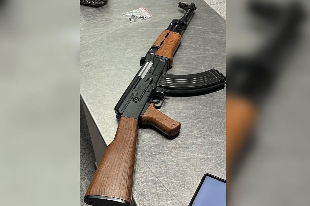Softair-Sturmgewehr auf Tisch: Der Düsseldorfer Zoll entdeckt täuschend echte Spielzeugwaffen.