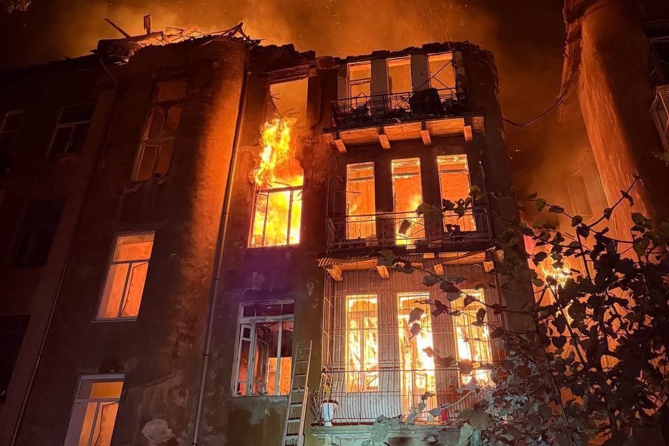 Ein Haus in Odessa brennt nach einem russischen Drohnenangriff lichterloh.