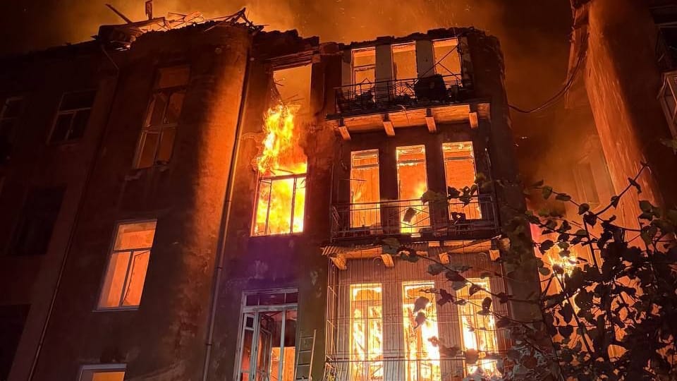 Ein Haus in Odessa brennt nach einem russischen Drohnenangriff lichterloh.