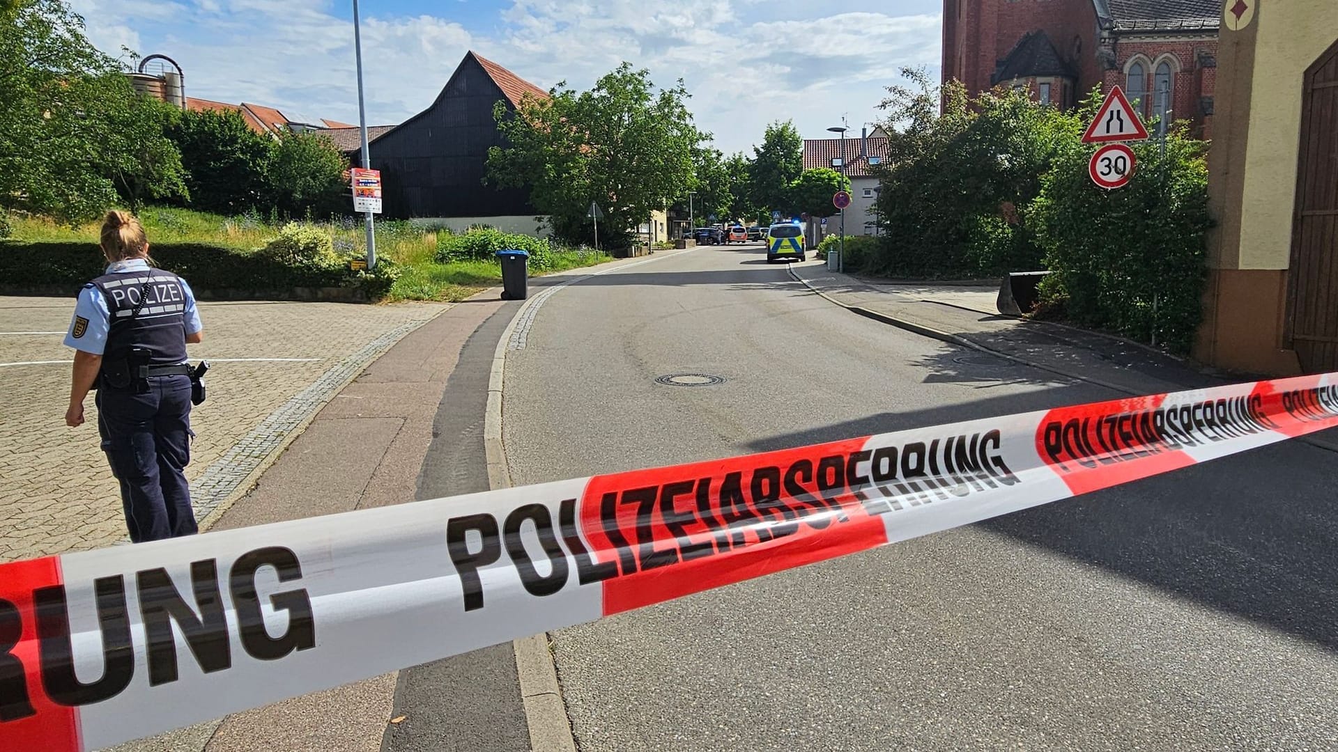 Eine Straße ist mit einem Polizeiflatterband abgesperrt. In Wangen im Kreis Göppingen ist ein Mann erschossen worden