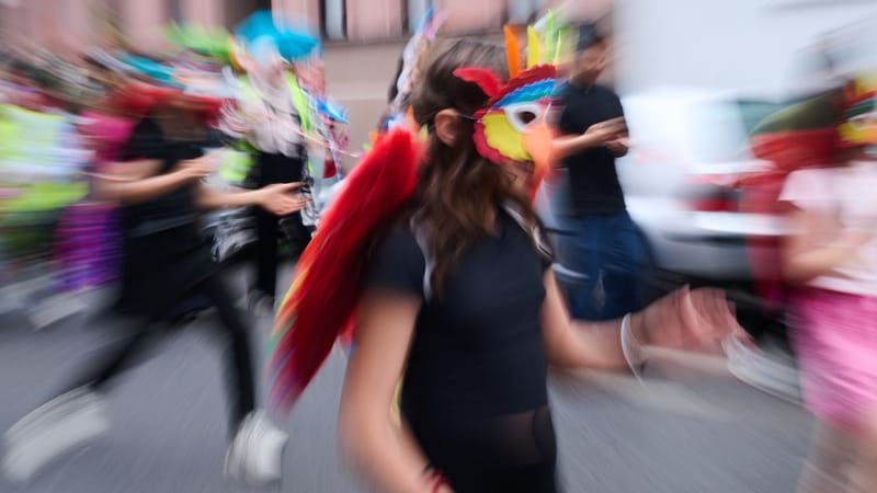 Verkleidete Kinder in traditionellen Kostümen tanzen am Mariannenplatz zur Musik: Verkleidete Kinder in traditionellen Kostümen tanzen am Mariannenplatz zur Musik: