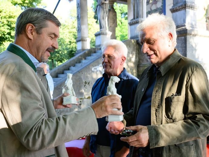 Bayerns Ministerpräsident Markus Söder (l.) überreicht Udo Wachtveitl (M.) und Miroslav Nemec den Ehrenpreis "Blauer Panther".