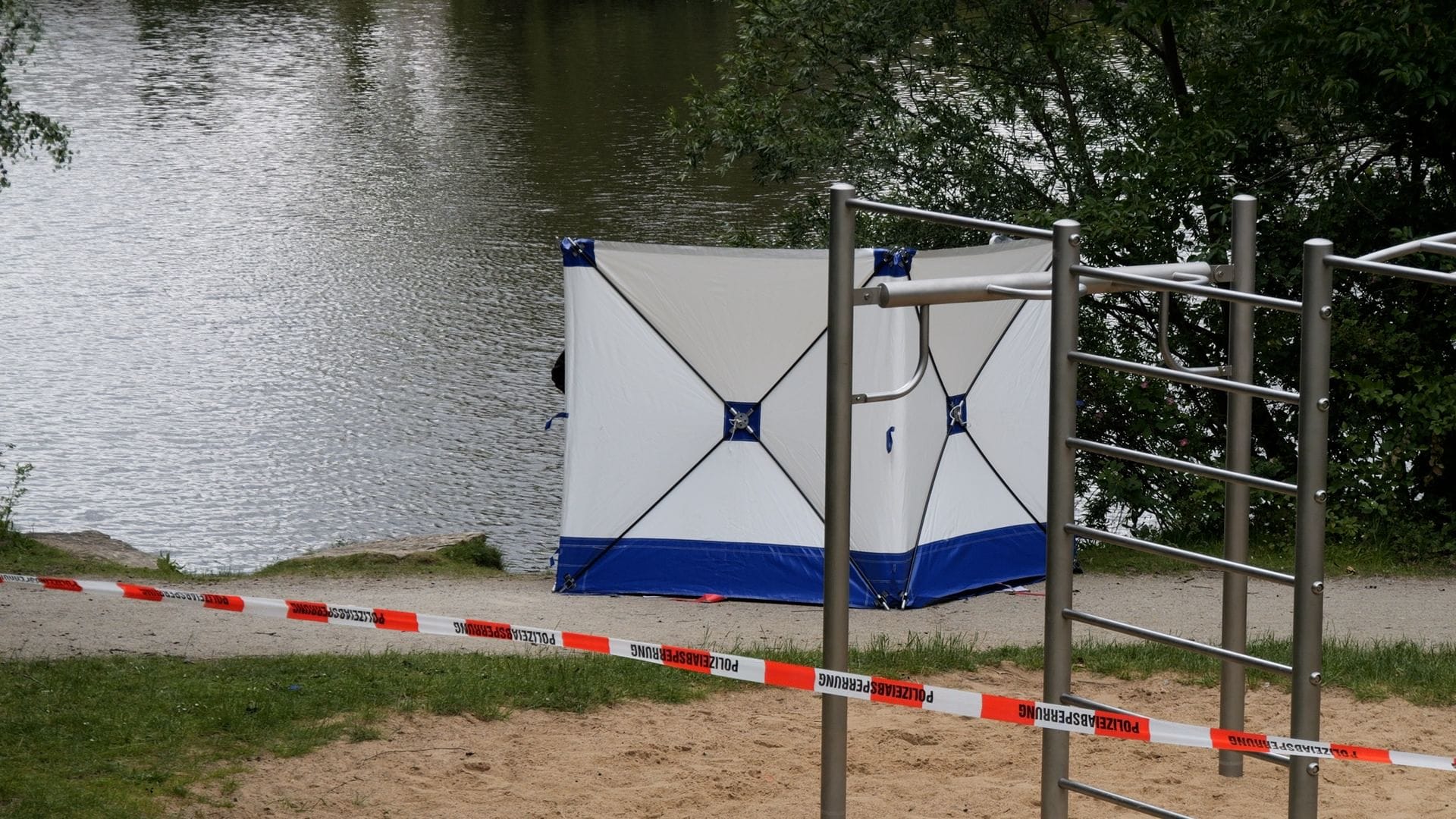 Polizeieinsatz am Langenkampssee: Dort ist am Dienstagmittag ein Mann tot aus dem Wasser geborgen worden. Polizeieinsatz am Langenkampssee: Dort ist am Dienstagmittag ein Mann tot aus dem Wasser geborgen worden.