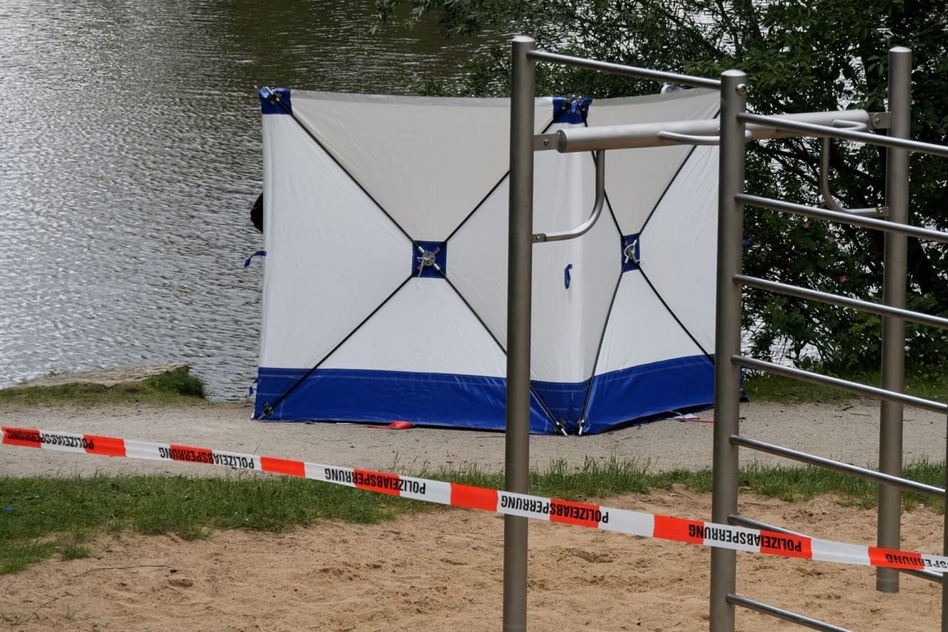 Polizeieinsatz am Langenkampssee: Dort ist am Dienstagmittag ein Mann tot aus dem Wasser geborgen worden.