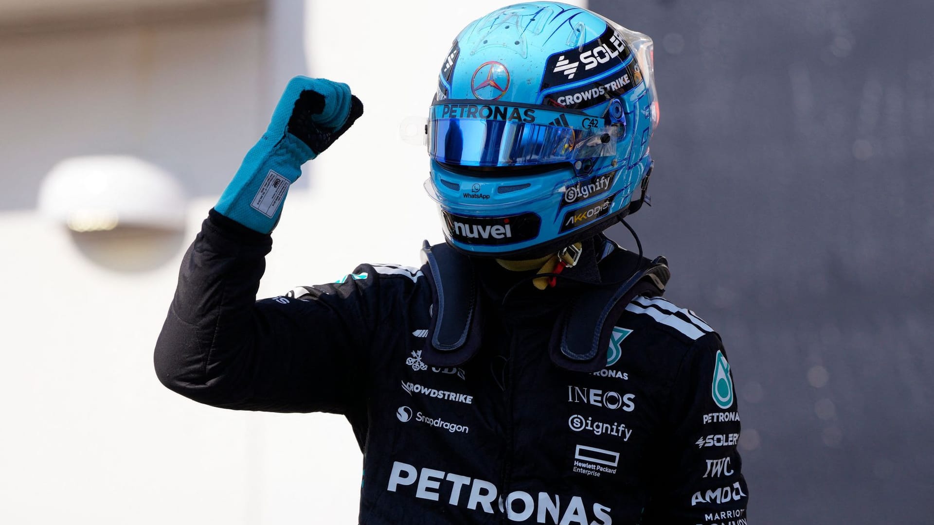 Ganz vorn: Mercedes-Pilot George Russell feiert direkt nach Ende des Quaifyings seine Pole Position.