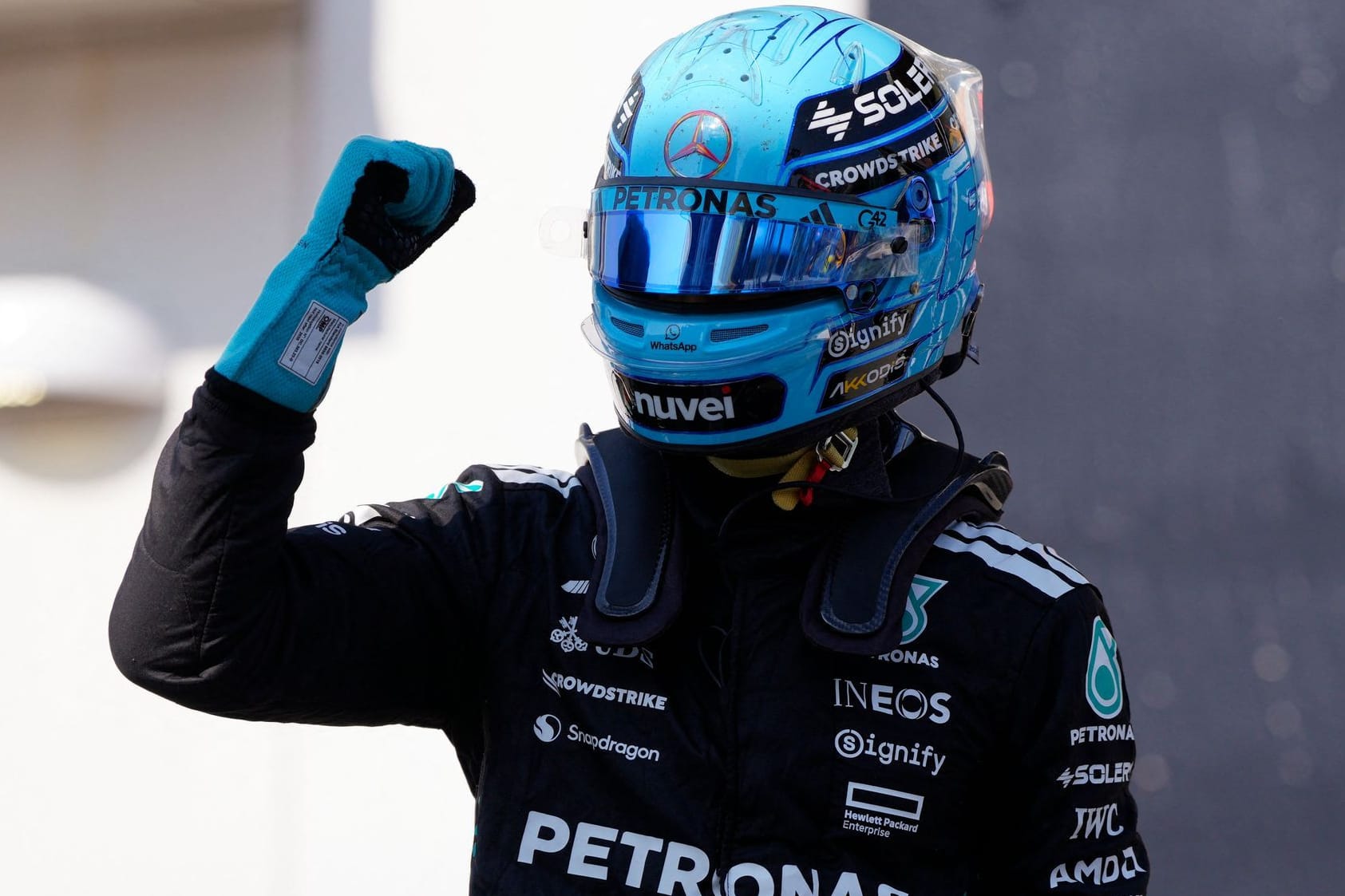 Ganz vorn: Mercedes-Pilot George Russell feiert direkt nach Ende des Quaifyings seine Pole Position.